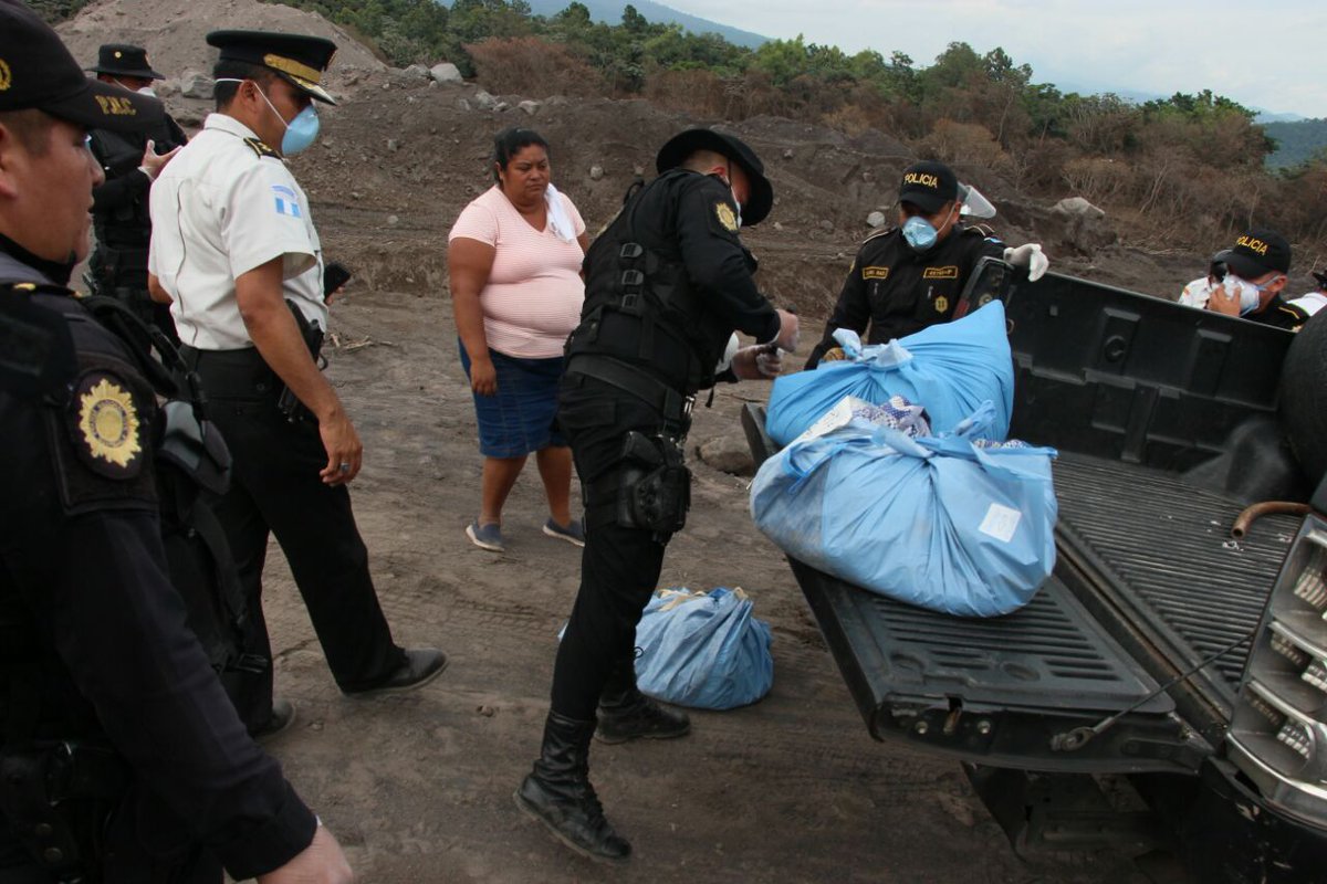 ElSancarlistaU's tweet photo. #TragediaVolcanDeFuego
Agentes de la @PNCdeGuatemala de Escuintla apoyan en el traslado de los restos de 8 personas que fueron localizadas en el sector de San Miguel Los Lotes en la zona 0 https://t.co/UoDDHI4ItE