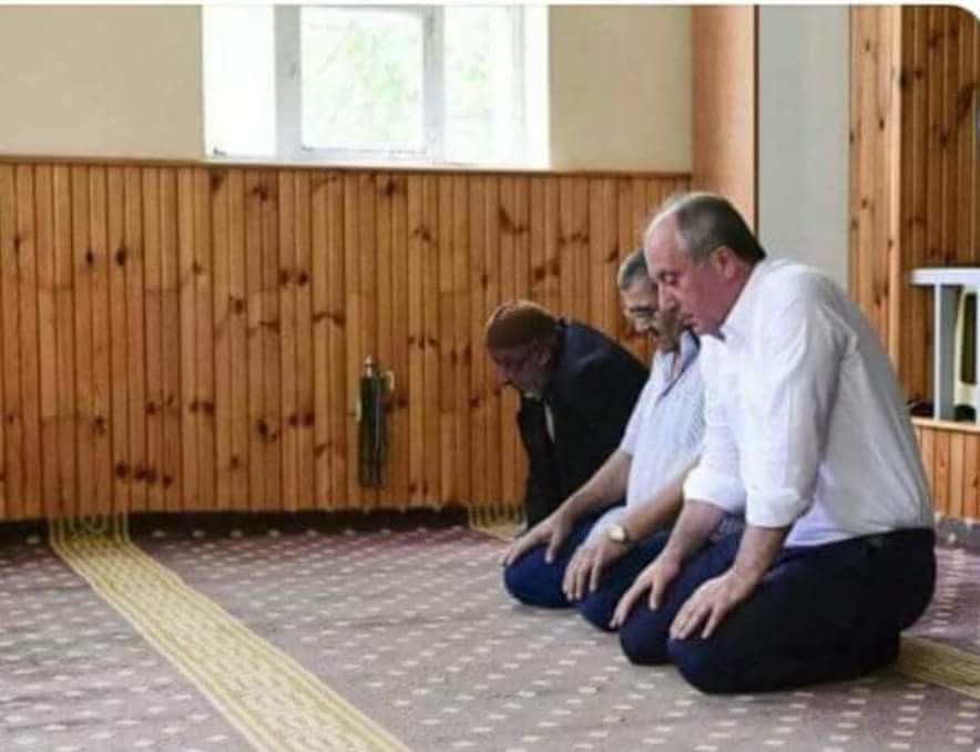 İşte Seçimin kazananı...
Muharrem İnce...
50 yılda kılacağı namazı 2 ayda kıldı😂#BaşkanErdoğan