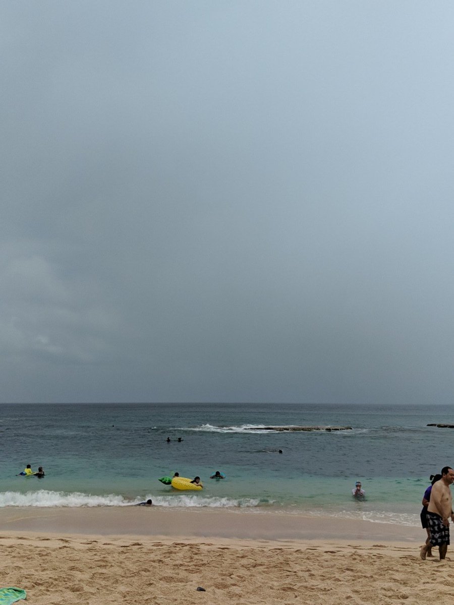4evergmjustin's tweet photo. At the beach today. While it's a little wet from the rain, still can't beat these Hawaiian waves. @Darkwolf13131 #Mrswolf #808probz https://t.co/D40xeLS16y
