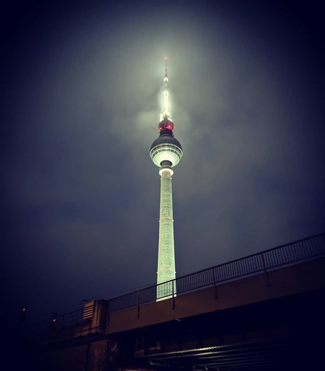 The satellite is ready to lauch!🚀 #berlincity #berlin #berlindiaries #bestofberlin #tvtower #architecturemarvel #foggy #nightsky ift.tt/2tzDhjj
