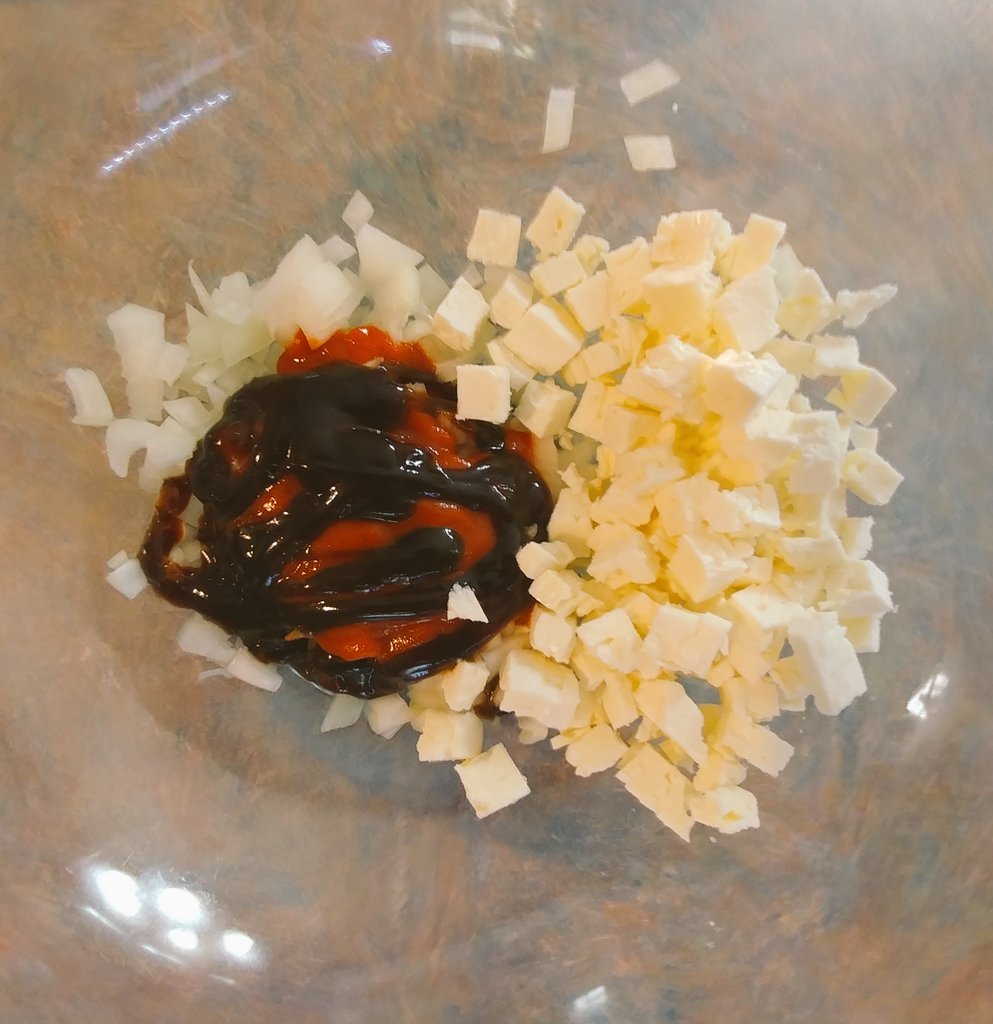 Kitchen_Fiddler's tweet photo. Feta, onion, Sriracha, hoisin burgers are amazingly delicious! All ingredients are done to taste &amp; preference! #burgers #SundayFunday @WeberGrills #foodie #iknowhowtocook #homecooking https://t.co/MlU1YHggLm