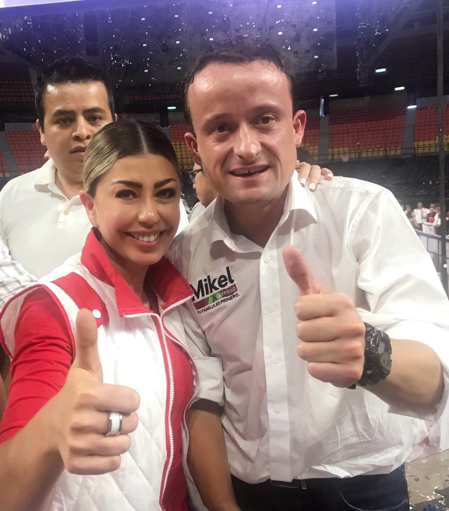 PArsof's tweet photo. Con nuestro próximo Presidente de México @JoseAMeadeK en el cierre de campaña de @MikelArriolaP nuestro próximo jefe de gobierno!
Sin duda vamos a ganar!
#YoConMeade #YoConMikel #MujeresConMeadePorMéxico https://t.co/Z3WrQkCy7w