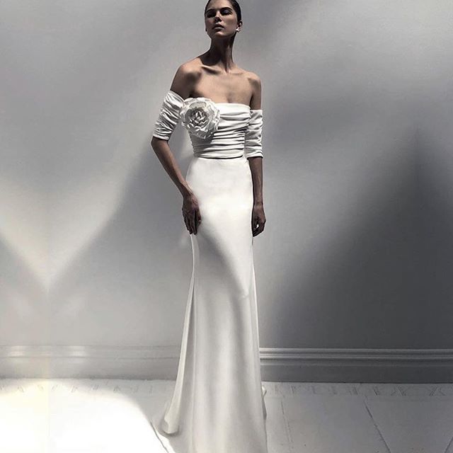 #alonlivne #bridalinspiration A “Drop Shoulder” Neckline and oversized flower embellishment #chicbride #weddinggown #modernbride #livnewhite #alonlivnewhite #bridaleditorial @alonlivne @livnewhite ift.tt/2KhoRyG