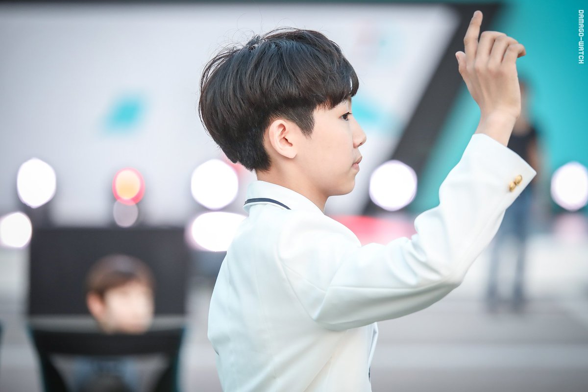 damago_watch's tweet photo. 180616 #포르쉐70주년 7시 행사
#showmust #쇼머스트
#김현준 배우
-
리듬타는 모습 멋있어 예아-☆ https://t.co/CTDcseKSVR