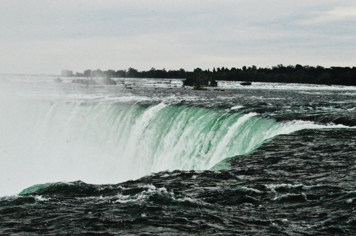 acaptureintime's tweet photo. Niagara Falls. A sight everyone should witness at least once in their lifetime. 🇨🇦 https://t.co/mYj3CAkp13