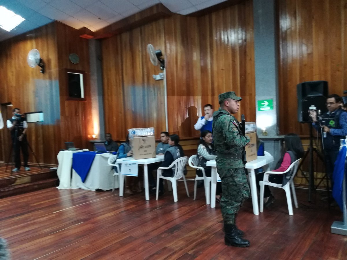 radioluzyvidaec's tweet photo. Se instala la junta territorial en @CNELoja para el escrutinio de los PPL y voto en casa, las comisiones escrutadoras inician el conteo
#LuzYVidaInforma https://t.co/DwHAbgQeCV