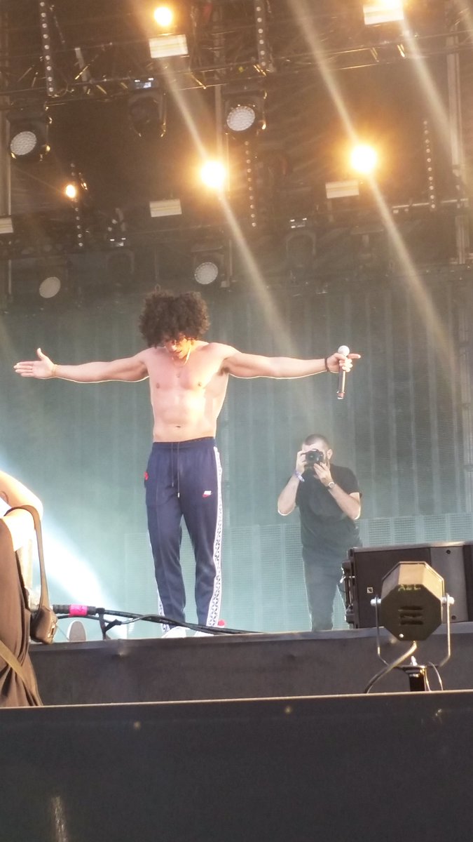 AlmaCouture's tweet photo. Ce showman est juste incroyable ! 🔥💥🔥
#Solidays #Rilès https://t.co/ifTaUi2Po2