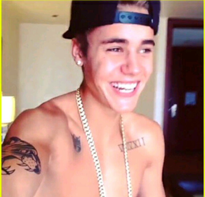 Fullsober's tweet image. Um sorriso que me encantou desdo do primeiro monte que eu vi, uma paz que acalma meu coração, este é o sorriso que me motiva todos os dias, esse é um homem maravilhoso que me incentiva a ser forte a todo tempo apesar das barreiras.
ESSE É MEU KIDRAUHL