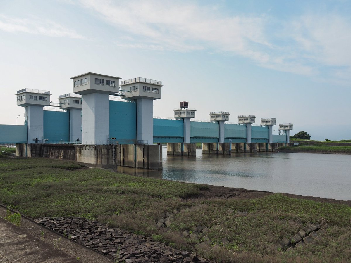 八馬智 高潮対策のための巨大水門の六角川河口堰はすごかった 門扉の高さ 幅 構造のゴージャスさから 有明海の干満差は侮れないという事実が感じ取れる ワールドクラスのかっこよさだな これは