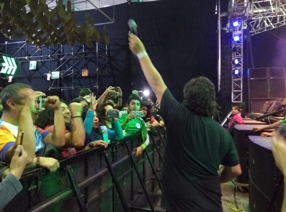 SMASH_CONmx's tweet photo. ¡JUGA NIÑO, EL PODER NUESTRO ES!

Como todo un rockstar, el gran Adrián Barba termina su presentación en la #SMASHCON18, llegando a la recta final un fin de semana lleno de aventuras, emociones y grandes descuentos de @SMASHem_mx, además del debut de @SMASHmanga. https://t.co/VI1PQuXZxm