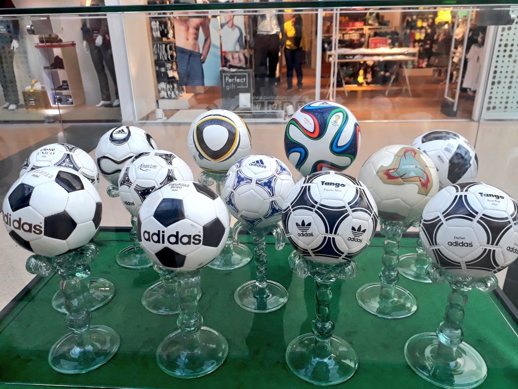 LoboTulcan's tweet photo. Qué acierto la exhibición de la historia del balón en los mundiales de fútbol #Ipiales #Tulcán https://t.co/RsaZuPbvuL