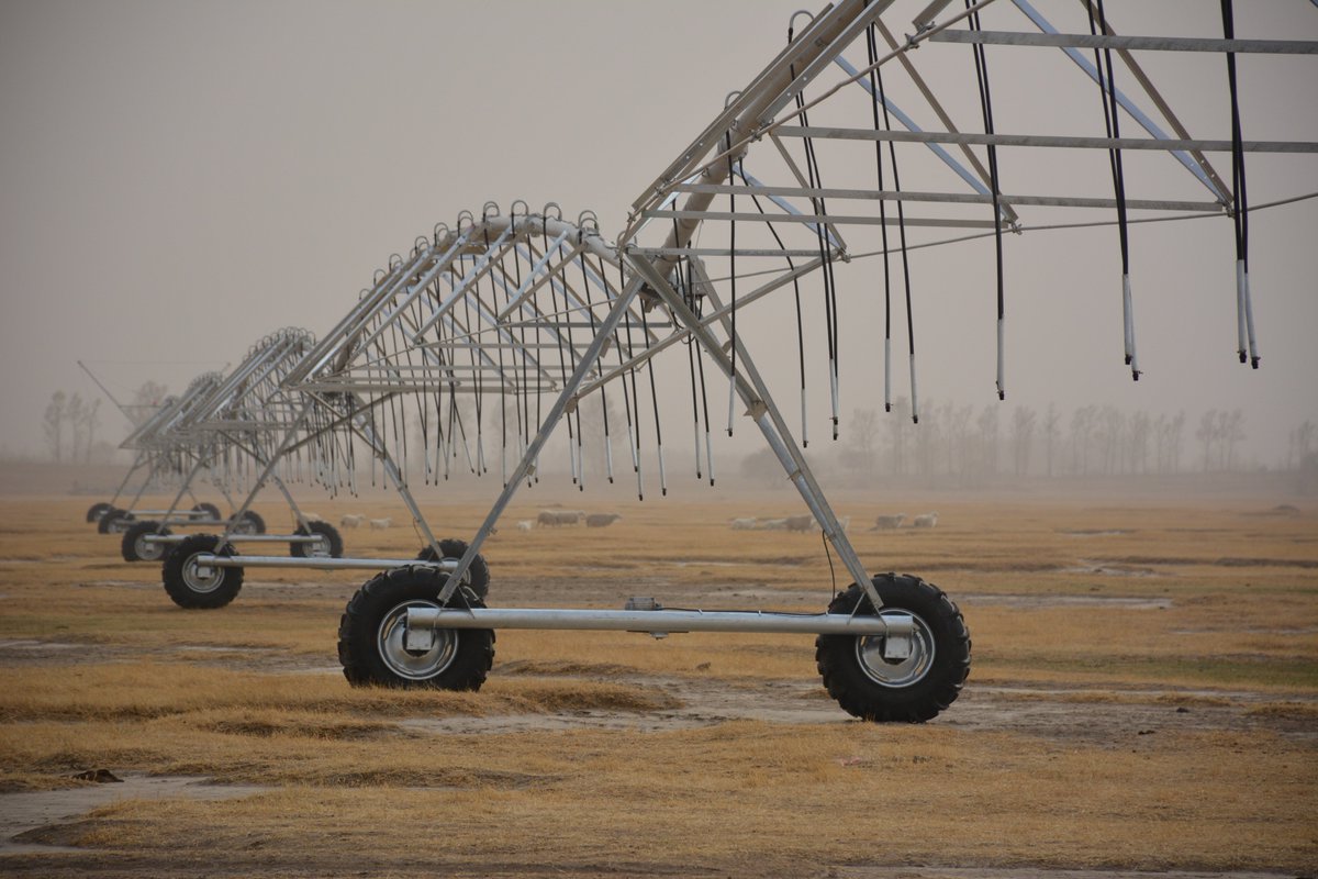 MapleYu7's tweet image. Obstacles in the way of your #centerrpivot? Auto Stop-Auto Reverse is the answer! Set up barricades that allow your pivot to be stopped and reversed automatically allowing individual customization of your #irrigation design!