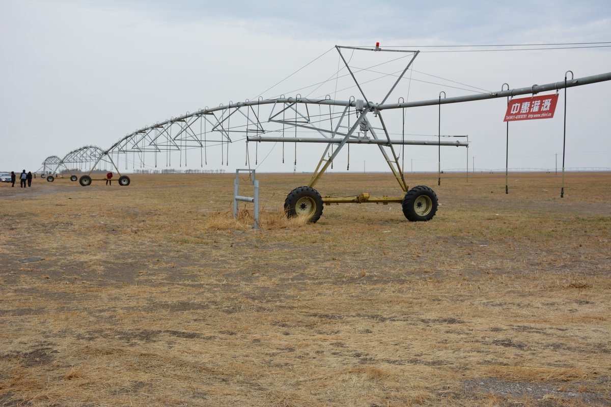 MapleYu7's tweet image. Obstacles in the way of your #centerrpivot? Auto Stop-Auto Reverse is the answer! Set up barricades that allow your pivot to be stopped and reversed automatically allowing individual customization of your #irrigation design!