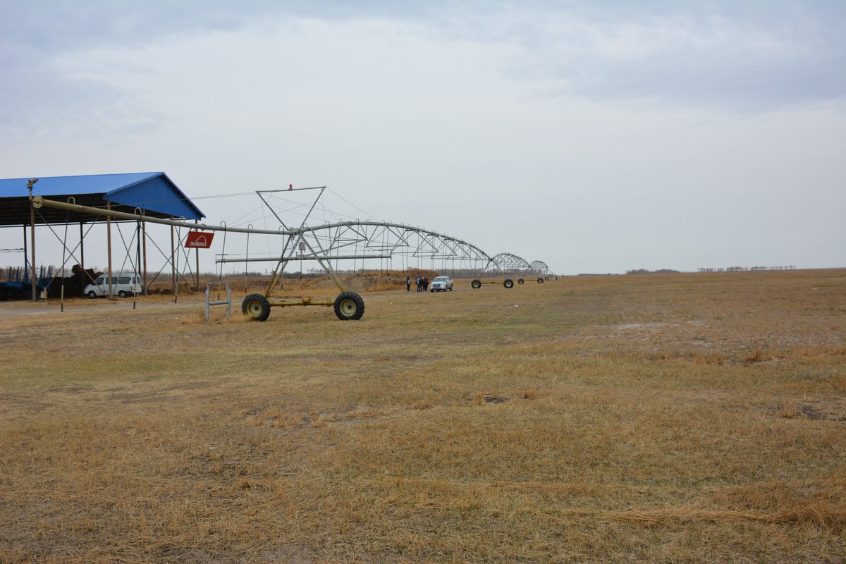 MapleYu7's tweet image. Obstacles in the way of your #centerrpivot? Auto Stop-Auto Reverse is the answer! Set up barricades that allow your pivot to be stopped and reversed automatically allowing individual customization of your #irrigation design!