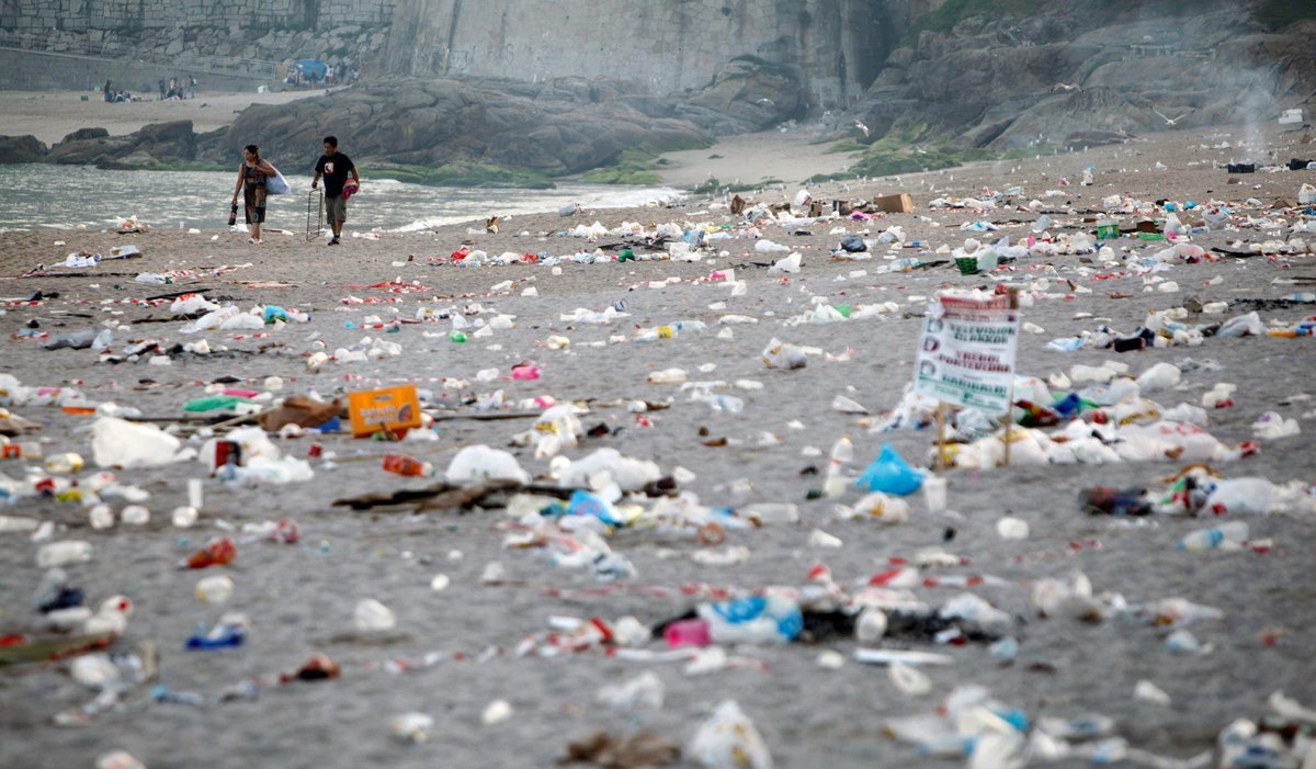 плавучий мусор гэс. мусорная жемчужина. пластиковая бутылка в море. мусорная жемчужина. мусорные свалки у черного моря.