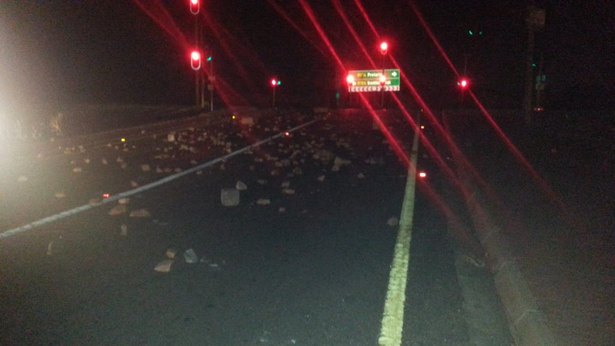 cedmab's tweet photo. All entrances in and out of Mamelodi,Nelmapius blocked,ostensibly by service delivery protestors.#Mamelodiprotest https://t.co/9Gl1E6tJk0