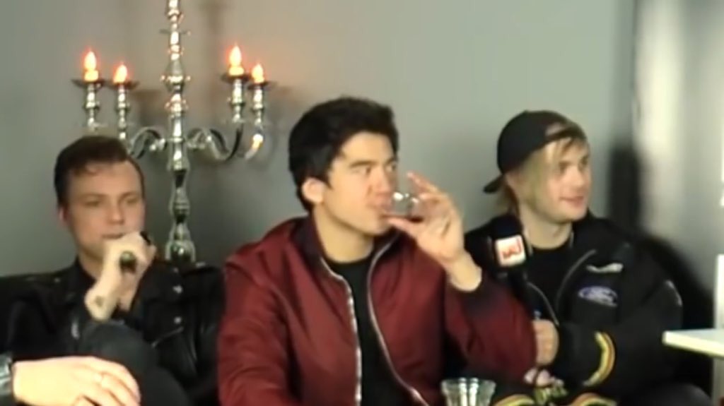 dawnhasnodad's tweet image. me because #youngblood hit no. 1 and they made histORY #5SOSMadeHistory #Congrats5SOS