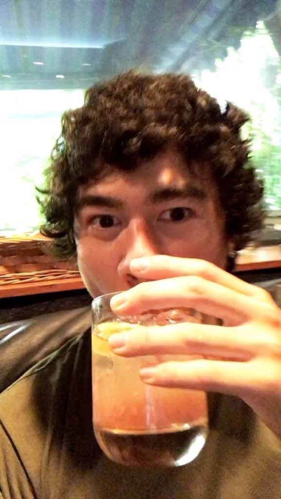 dawnhasnodad's tweet image. me because #youngblood hit no. 1 and they made histORY #5SOSMadeHistory #Congrats5SOS