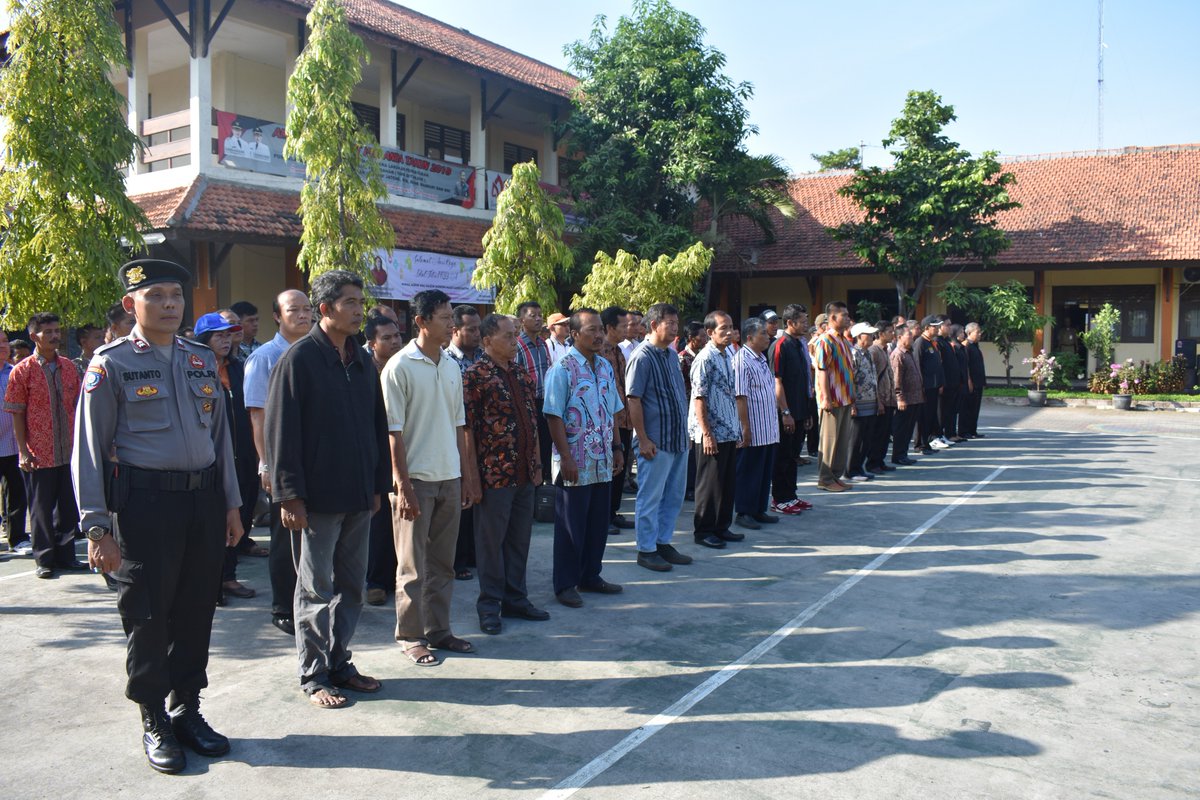 KecGayamsari's tweet photo. Upacara Kesiapan Pengamanan Pilgub Jateng 2018 @KecGayamsari

Cc : @hendrarprihadi 

#PilgubJateng2018 #KecamatanGayamsari https://t.co/j9Gh0SSieL