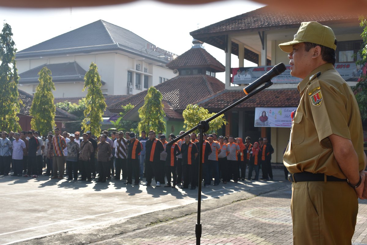 KecGayamsari's tweet photo. Upacara Kesiapan Pengamanan Pilgub Jateng 2018 @KecGayamsari

Cc : @hendrarprihadi 

#PilgubJateng2018 #KecamatanGayamsari https://t.co/j9Gh0SSieL