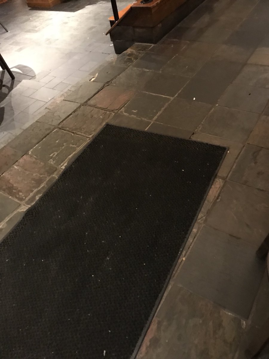 chabriaMc's tweet photo. @cheddarskitchen Everytime I visit this location Hampton rd in Dallas.the restaurant is ALWAYS DISGUSTING! The bar is always dirty. I had to ask for the server to wipe my area. Poor customer service and DISGUSTING..DISGUSTING DISGUSTING! https://t.co/nP326qtaLt