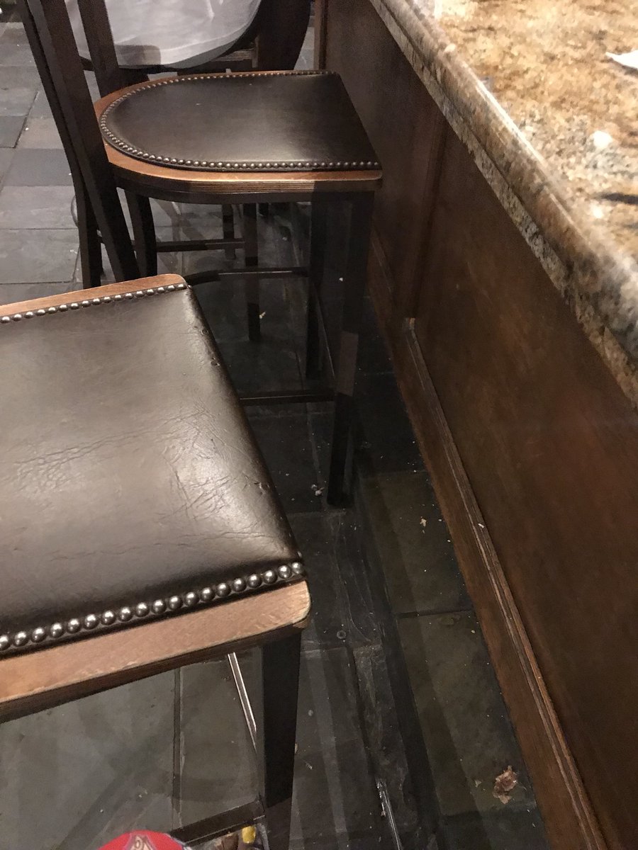 chabriaMc's tweet photo. @cheddarskitchen Everytime I visit this location Hampton rd in Dallas.the restaurant is ALWAYS DISGUSTING! The bar is always dirty. I had to ask for the server to wipe my area. Poor customer service and DISGUSTING..DISGUSTING DISGUSTING! https://t.co/nP326qtaLt