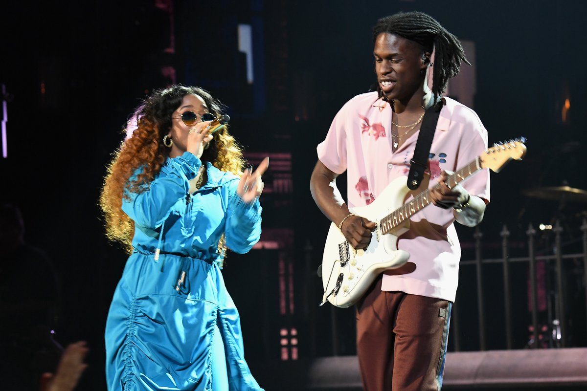 VibeMagazine's tweet photo. Watch: The “Best Part” of @HERMusicx and @DanielCaesar's #BETAwards performance is all of it
https://t.co/2ZKrY8LhIL https://t.co/D4f3kmWLyB