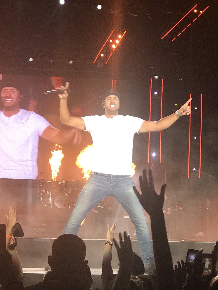 cynaraa_adele's tweet photo. @MorganCWallen  + @JonPardi  + @SamHuntMusic  and @LukeBryanOnline all in one night, i’d say my saturday was pretty amazing😍 https://t.co/R4nc7SHEif