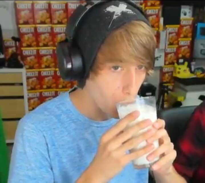 KingCorphish's tweet image. Fifty retweets and @AstroidVideos will change his profile picture to this. I talked to him. I swear. #IceMilker