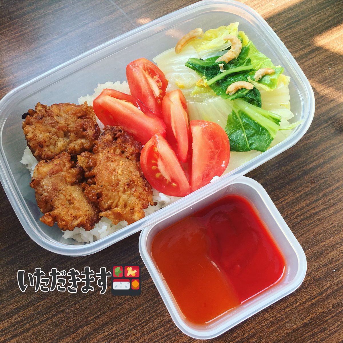 AndreyRino's tweet photo. Trưa nay ăn gì 👀🍱

今天的午饭
#炸鸡🍗
#番茄🍅
#蔬菜 🥗
#米饭🍚
#蕃茄酱和辣酱 https://t.co/wm4nXCbTor