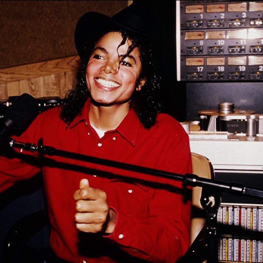 moonwalksers's tweet photo. Seu sorriso faz falta, sua genialidade faz falta, teu jeito doce e meigo faz falta. Você faz falta.
#9YearsWithoutMichaelJackson https://t.co/08ytZFn5yW