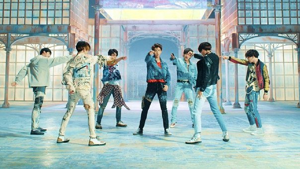 BTSARMYOld's tweet photo. @bts_bighit @BTS_twt Fake Love

@BTS_twt
My #TeenChoice for #ChoiceInternationalArtist is #BTS https://t.co/0EgEgUi1Zr