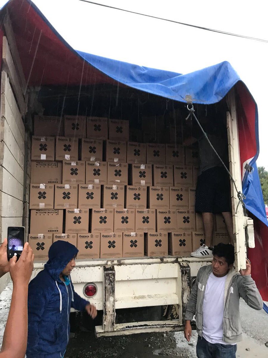 hectorpablo_'s tweet photo. En la Cañada y la Costa camiones repletos de víveres y de apoyos educativos provenientes del @GobOax son detenidos por ciudadanos. Exigimos al Gobernador que NO se meta en el proceso electoral! https://t.co/V068GcR0re