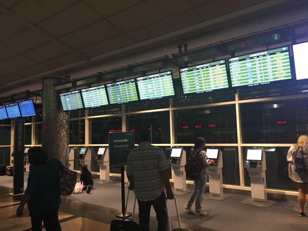wildpraize's tweet photo. @FlyFrontier 😡 WELL...ALL The machines are down, causing this CRAZY Long line with ONLY 3 agents!!!!!! #dobetter #frontierairlines #Travel https://t.co/Z7r6tpFcmz