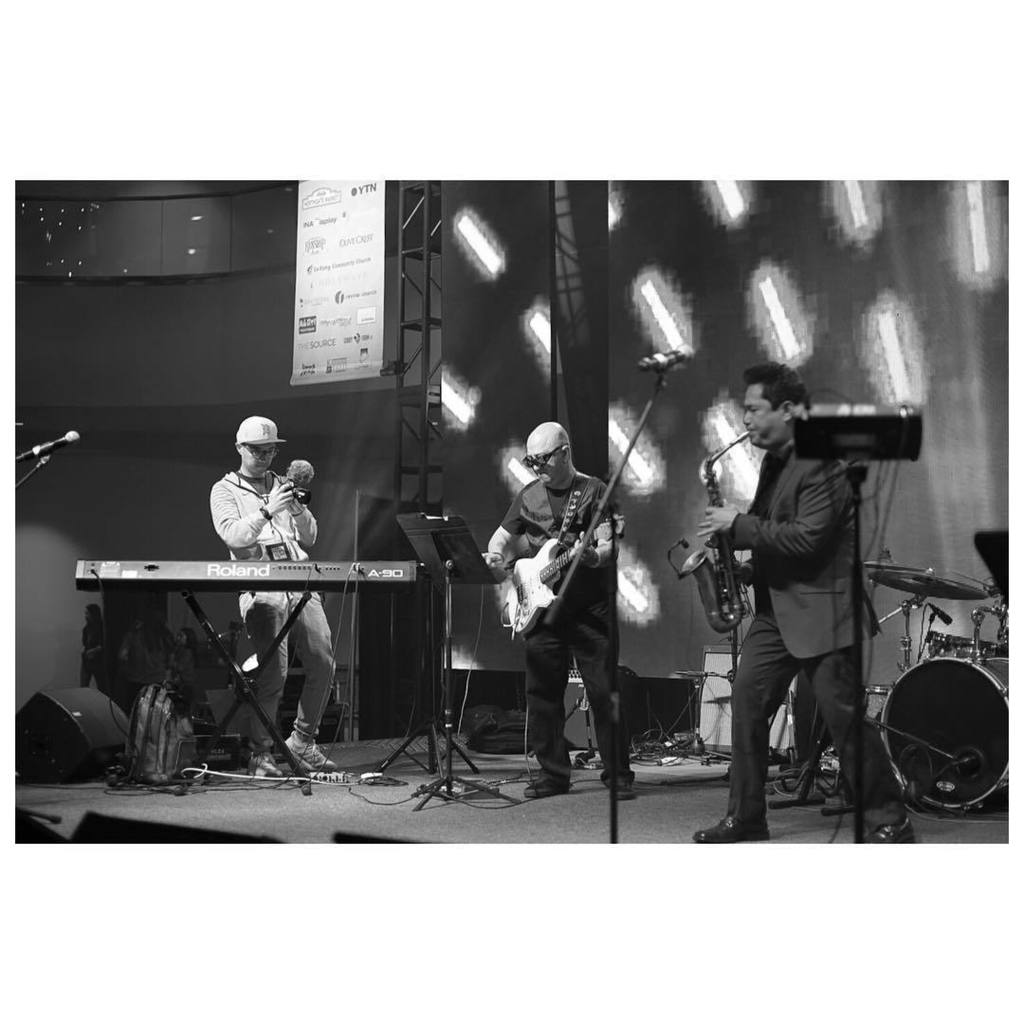 cameraman2k's tweet photo. Getting as much lighting as the artists on the stage. #soserious #onstage 📷 credit: @michael.h.kim with his new #sonya7iii #blackandwhite #summerofhope https://t.co/3r9SJJGxA9 https://t.co/uiHkxgcn8G