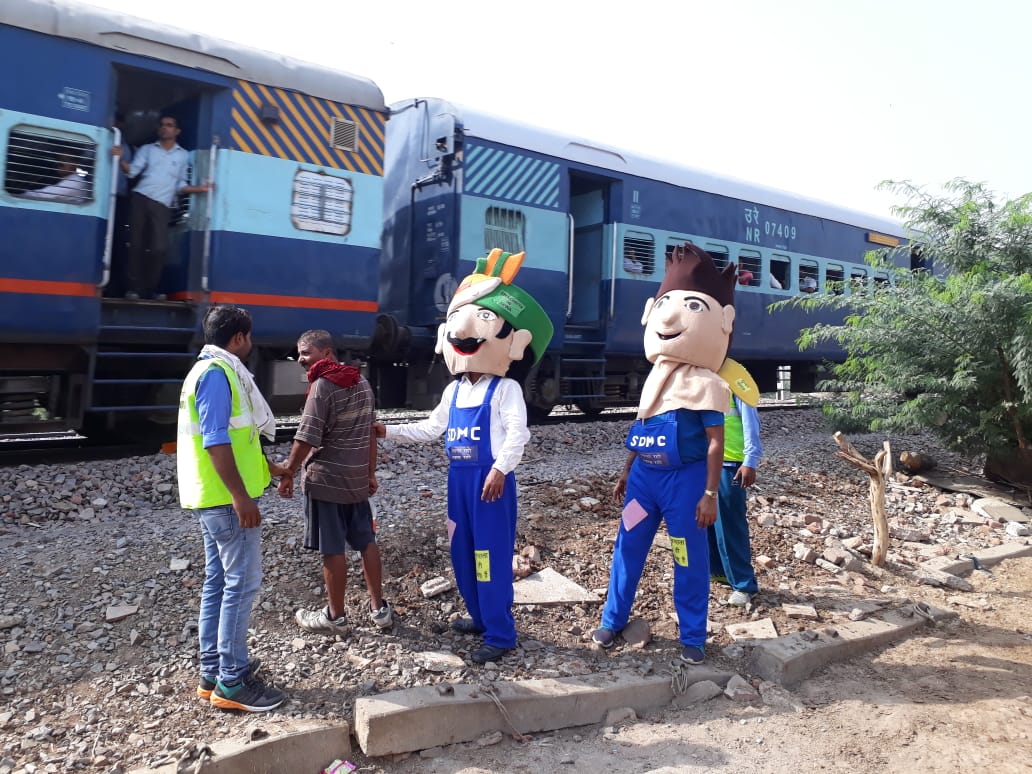 Swachh Bharat Urban (@swachhbharatgov) on Twitter photo . <a href="/SDMC_Official/">SDMC_Official</a> organised an awareness campaign where citizens were informed to keep their surroundings clean and contribute to the #MyCleanIndia movement.
#SwachhBharat . <a href="/SDMC_Official/">SDMC_Official</a> organised an awareness campaign where citizens were informed to keep their surroundings clean and contribute to the #MyCleanIndia movement.
#SwachhBharat