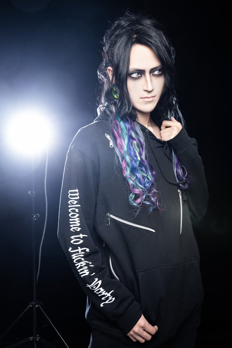 FAKESTAR_Japan's tweet photo. Starwave Recordsへ新たにL.A bateが所属!!。彼らの掲げるNew V-style『CLUB CORE』とは!?
https://t.co/kE8aw392xg
#visulog #vkei #visualkei #vrock #jrock #StarwaveRecords #LAbate #CLUBCORE https://t.co/1yt3bsFaKu