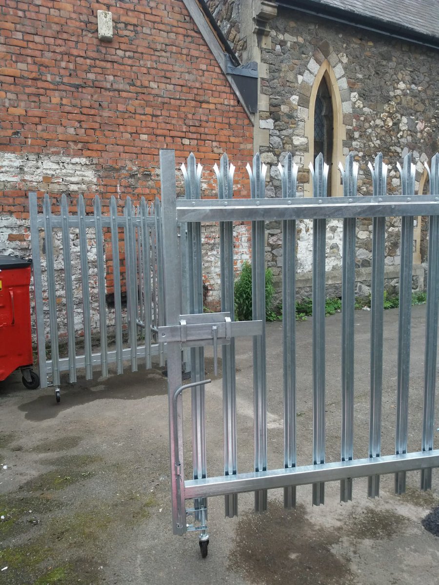 Before and after photos of some recently completed works of installing a new fence and gate 😀