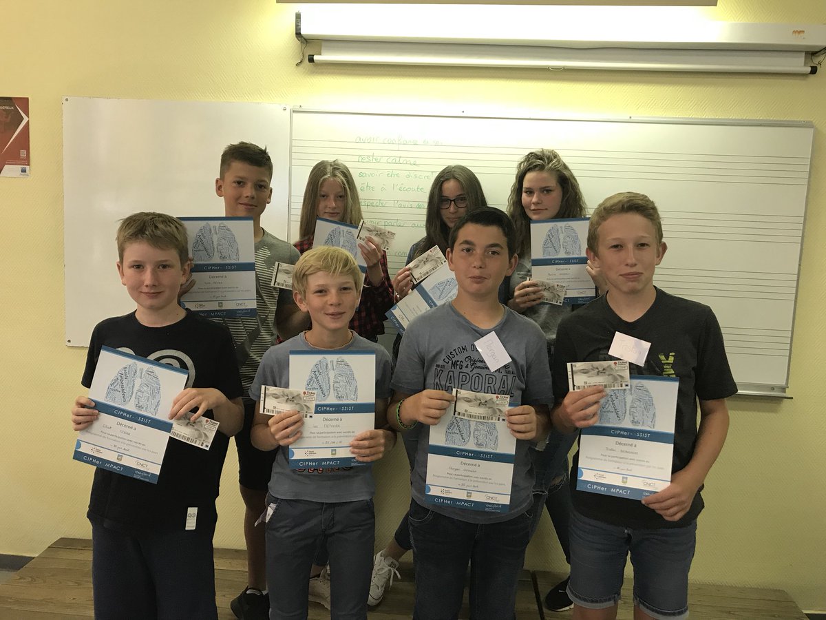 CluzeauN's tweet photo. Prévention contre le tabac, remise de diplôme :) #ambassadeursclassedecinquiéme https://t.co/VaOMNhD8En