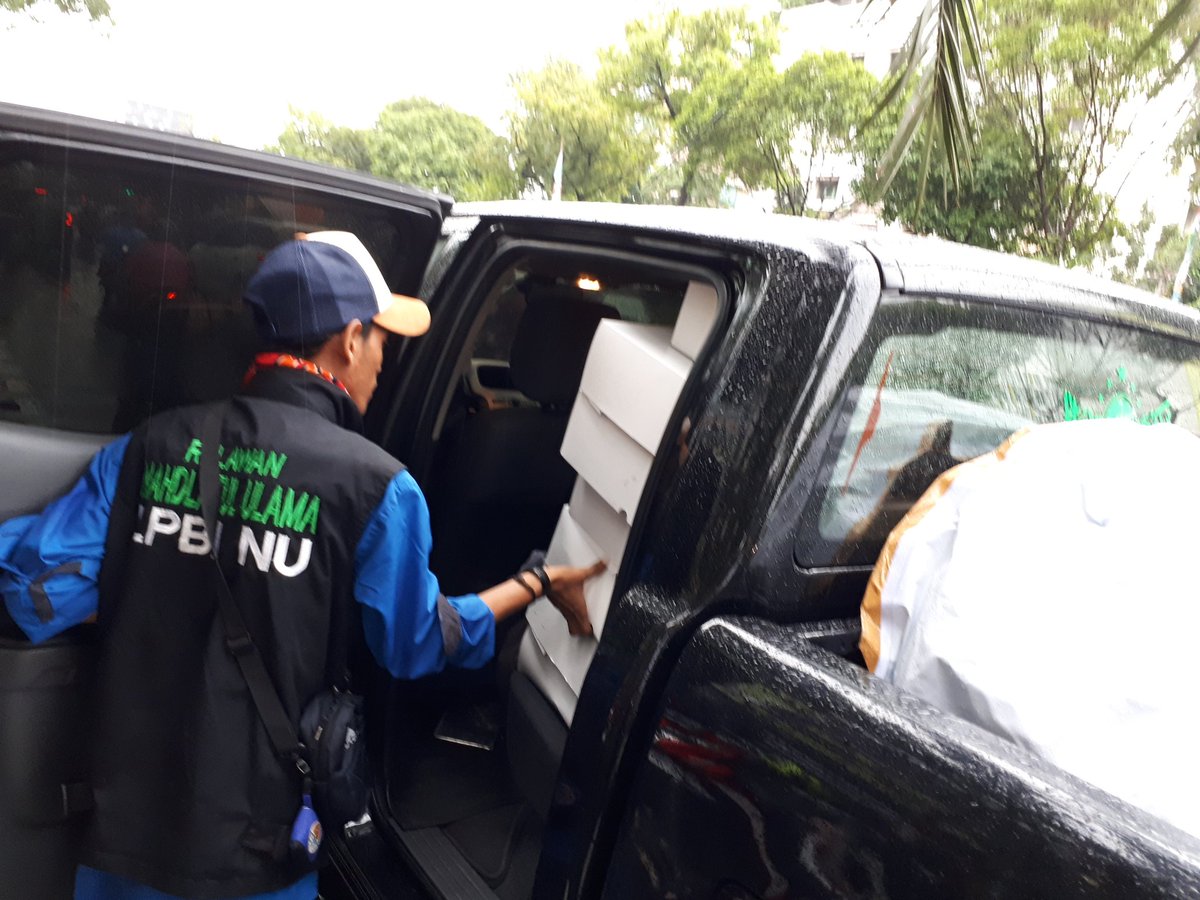 Peduli sesama, tim logistik dan tim kebersihan LPBI NU DKI Jakarta, menyambut tamu yang akan menyampaikan pebdapatnya di PBNU