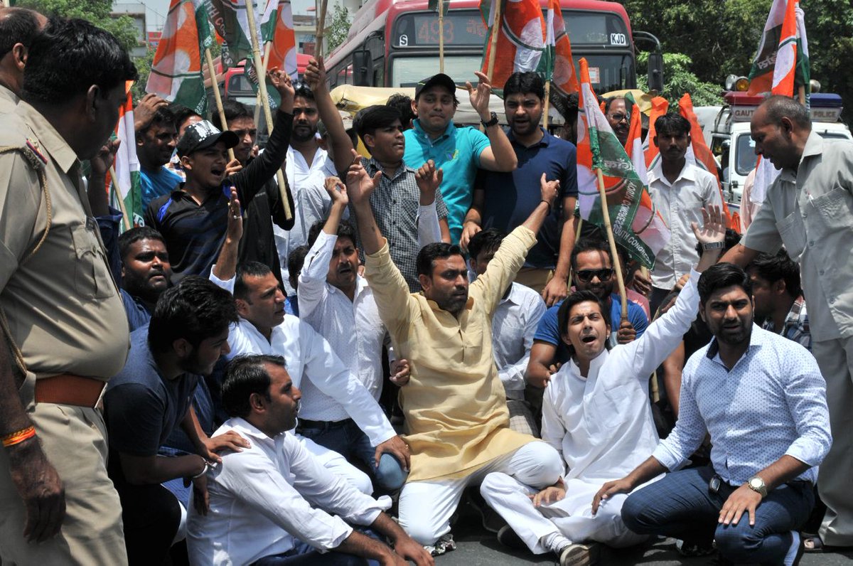 नोटबंदी के दौरान गुजरात में गुजरात कोऑपरेटिव बैंक में हुए कथित घोटाले के लिए अमित शाह को जिम्मेदार ठहराते हुए विरोध प्रदर्शन करते कांग्रेसी नेता एवं कार्यकर्ता गण नोएडा महानगर