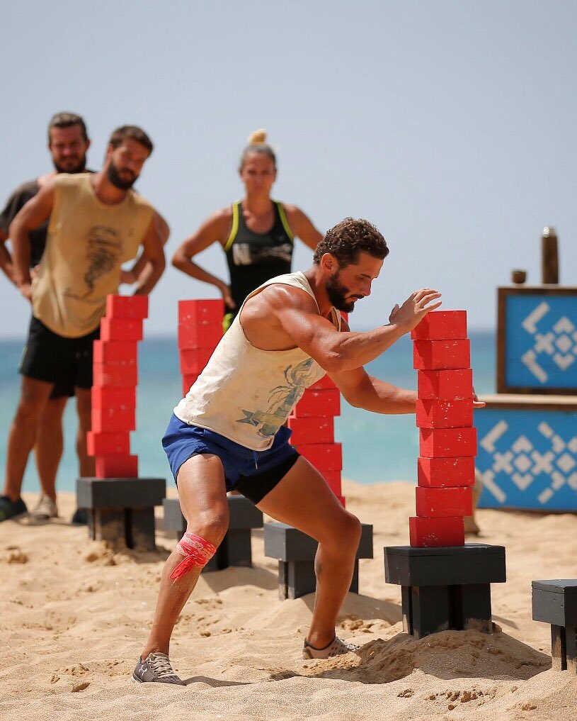 Hayaller kurduk hepimiz,ellerimizle emeklerimizle inşa ettik onları.Yıkılmasınlar diye çok çabaladık,aç kaldık,susuz kaldık,ıslandık ve yaralandık.Bütün bu emeklerimize rağmen aslında biliyorduk ki ;birgün bir rüzgar gelip  yıkacaktı kurduğumuz hayalleri.Bu oyunun kuralı da buydu