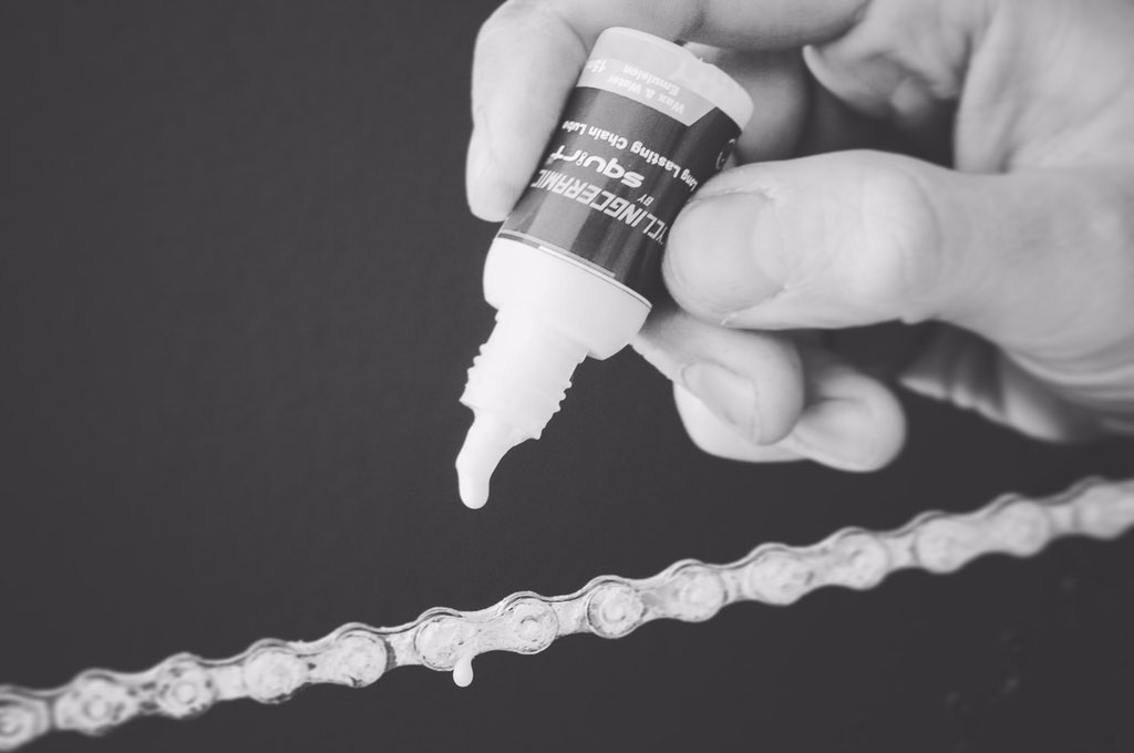 Today we talk to you about the maintenance of your race chain.
Thanks to its unique treatment, it allows you a better fluidity and an exceptional performance.
To keep you going continue to enjoy its efficacity, cyclingceramic partners with Squirt, the best lubricant on the market