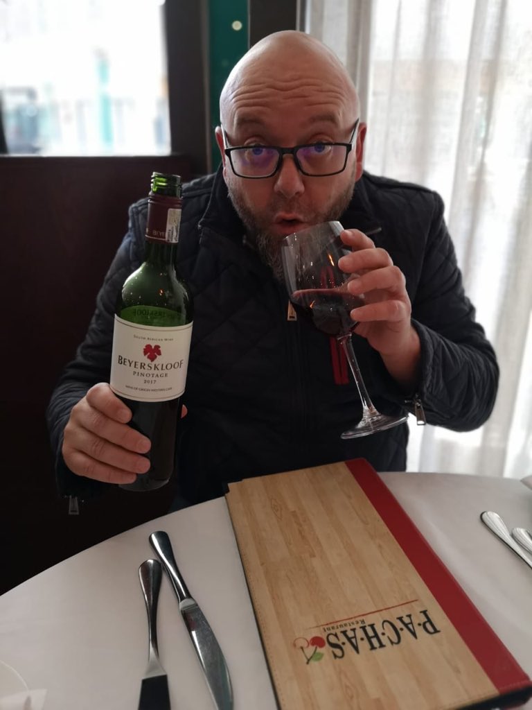 elesterhuizen's tweet photo. Danksy #GROOTfm 90.5 se rekordmaand geniet ek en @Johrne ‘n HELE bottel rooi! O... @HendriMyb en sy #CreamSodaFloat is óók hier... 🤣🤣🤣 #GROOTontbyt #afloswennersoorwinningsete https://t.co/Plg0detyAo