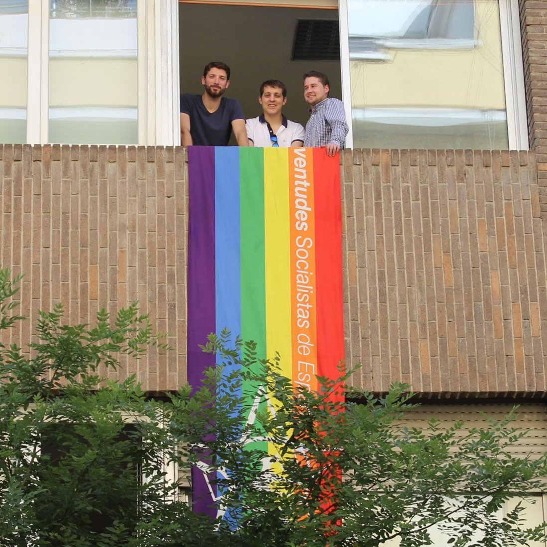 JSE_ORG's tweet photo. 🏳️‍🌈 Esta mañana hemos colocado la bandera LGTBI en la ventana de nuestra sede. Comprometidas y comprometidos con las reivindicaciones del colectivo LGTBI. 
#orgullo #SocialismoTRANSformador https://t.co/1u2iAAS7VD