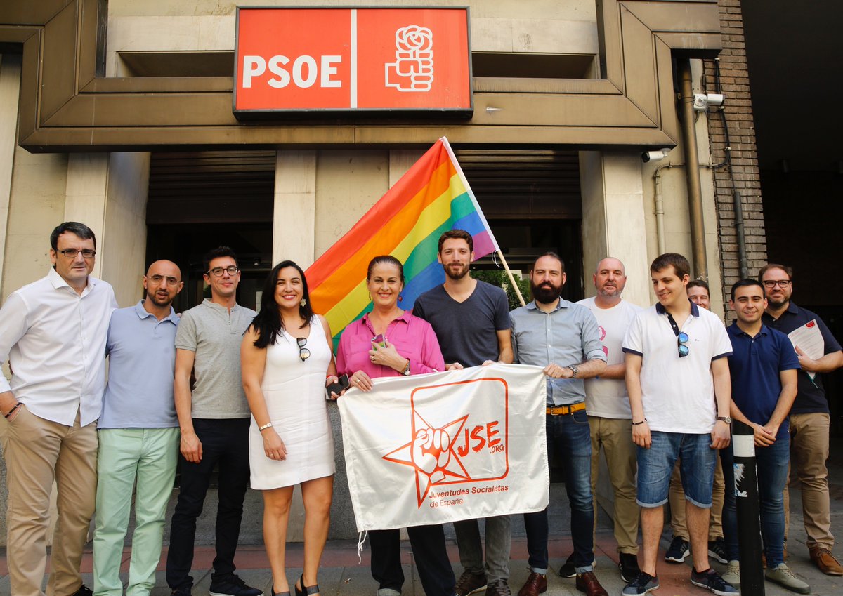 JSE_ORG's tweet photo. 🏳️‍🌈 Esta mañana hemos colocado la bandera LGTBI en la ventana de nuestra sede. Comprometidas y comprometidos con las reivindicaciones del colectivo LGTBI. 
#orgullo #SocialismoTRANSformador https://t.co/1u2iAAS7VD