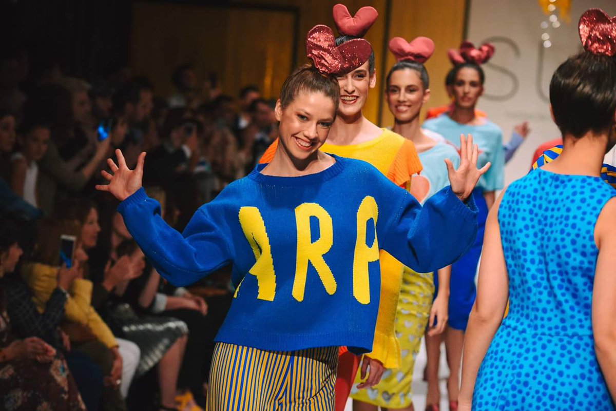 DressCodeCom's tweet image. ¡Comenzamos la semana llenas de energía y vitalidad! ¡Pongamos nuestra mejor sonrisa a este lunes! 😁 #conectadresscode #estiloSUR #FelizLunes

📸 @juanmpevz  en @SurFashionExp

Desfile: @agathardlp ❤️