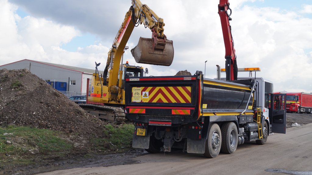 Don't let the dirt pile up! Let us move it for you. Visit: buff.ly/2DZhOU0 or call 0208 804 2000 Today!