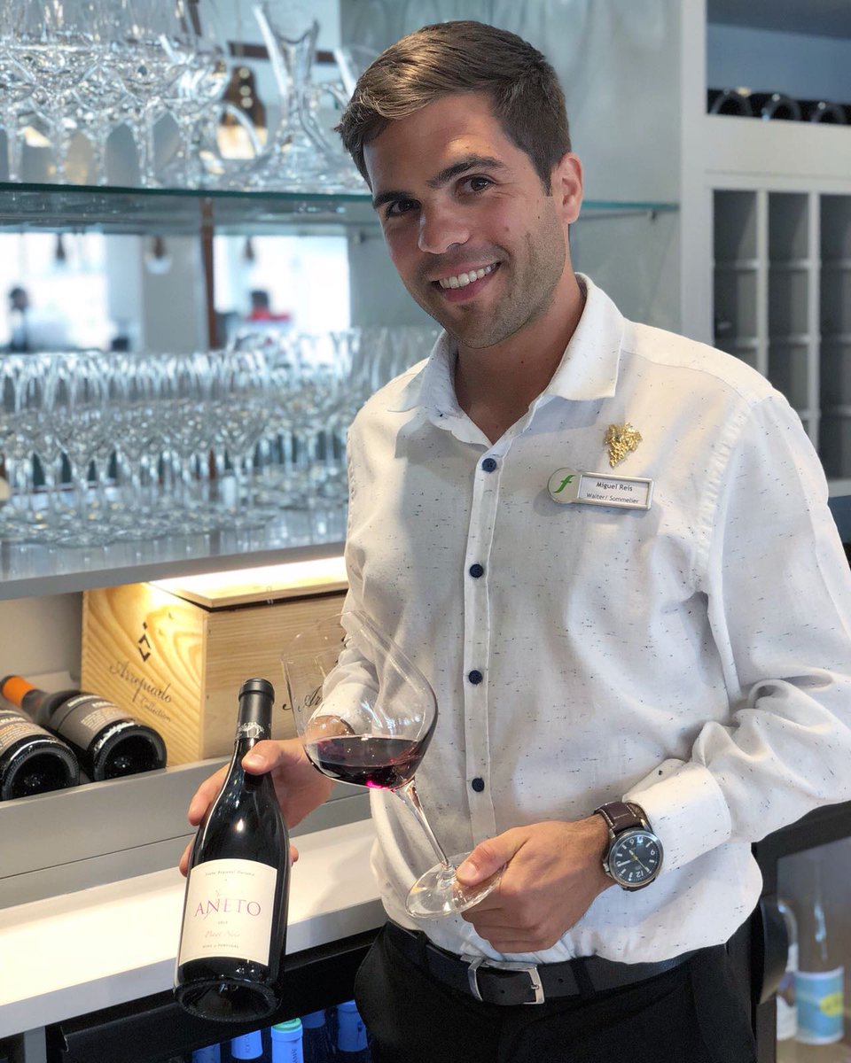 4SFairways's tweet photo. Meet Miguel, our expert sommelier. You will find him in our revamped Clubhouse where he’ll recommend you the best wine to pair with your meal.
#LifeAtFairways #FourSeasonsFairways #QuintaDoLago #CantSkipPortugal https://t.co/ObwthLHHYI