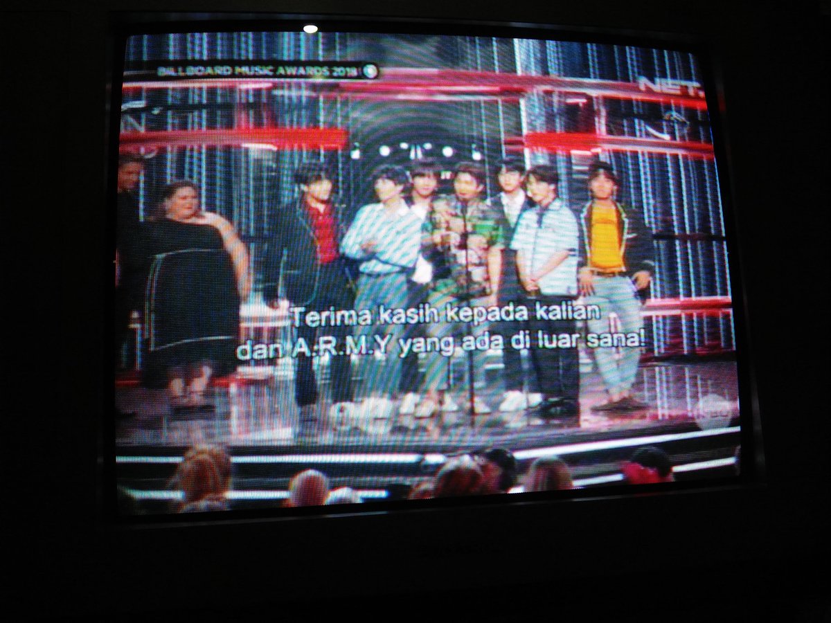 Liant27667598's tweet photo. Cuma mau bilang makasih sama @netmediatama udah diputerin BBMA nya baru bisa bilang makasih karna baru ada kuota😅 seneng banget jadi pas liat langsung di tv sendiri @BTS_twt dapet penghargaan
Uuuhhh makasih banget yaa☺☺ https://t.co/JKlYhWsyBh